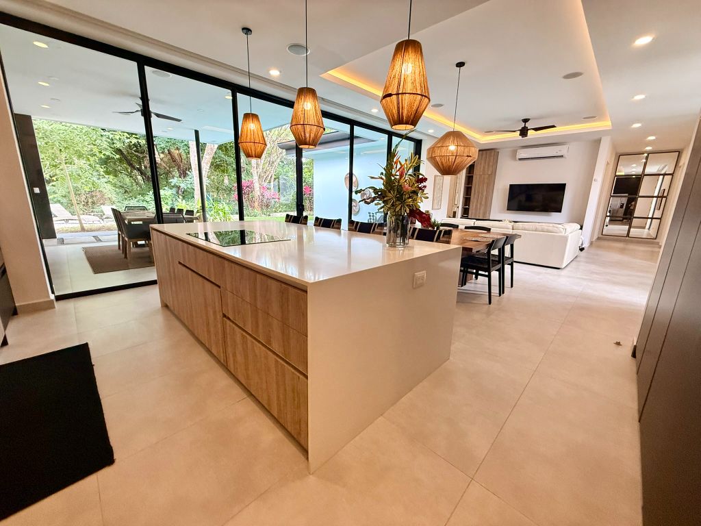 Casa #3 - Sala con Isla de Cocina