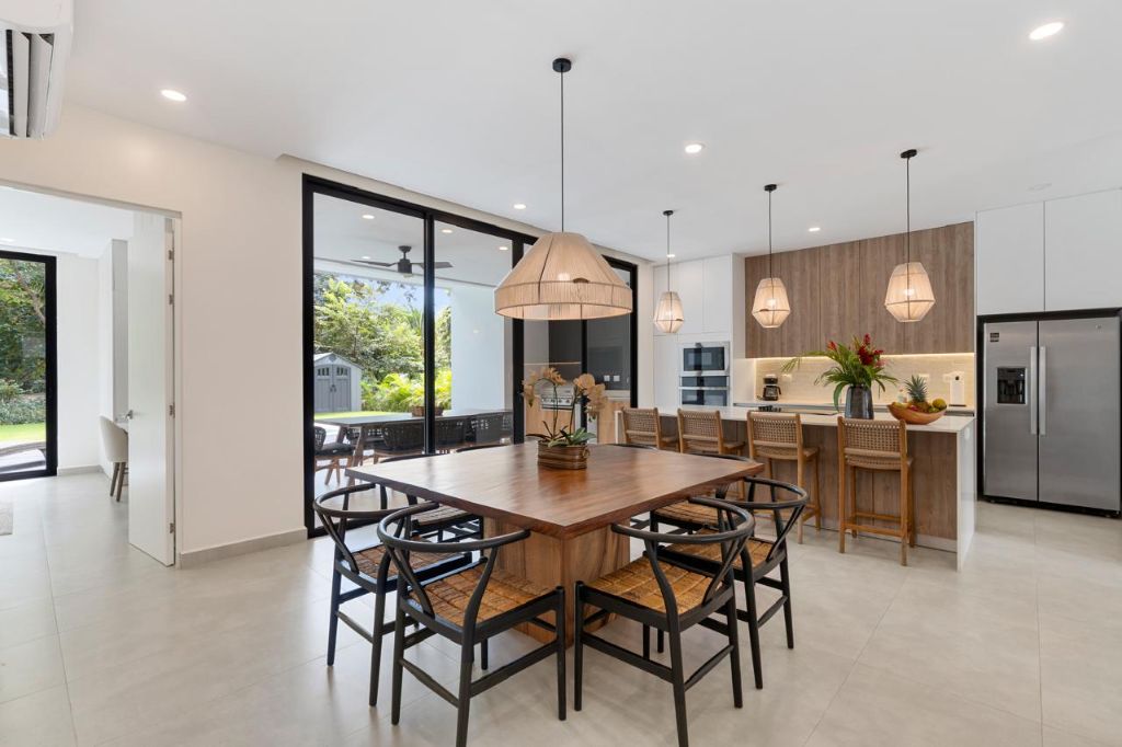 Casa #4 - Dining Area with Wishbone Chairs